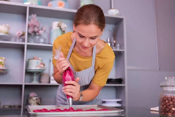 Mulher bonita trabalhando duro na cozinha profissional — Fotografia de Stock