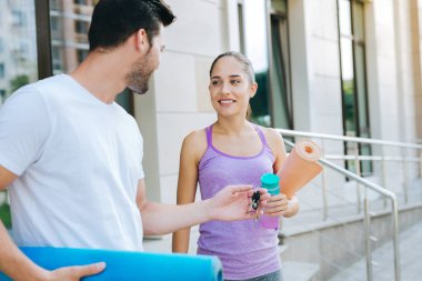 Anahtar karısına yakışıklı genç bir kadın