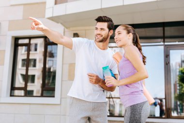 Neşeli yakışıklı adam yönü işaret