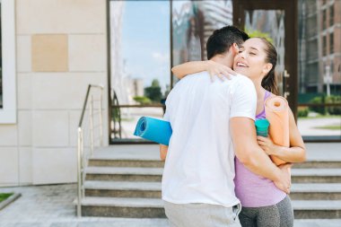 Hoş neşeli insanlar birbirlerine sarılma