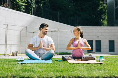 Pratik yoga birlikte neşeli pozitif kişi