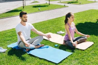 Relax çalışırken güzel gençler