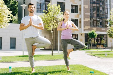 Pratik yoga birlikte güzel gençler