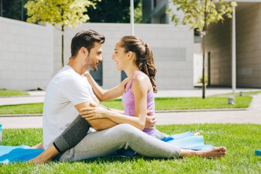 Sevgilisi ile birlikte oturan olumlu neşeli kadın