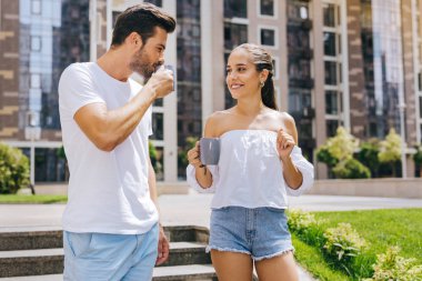 Bir yudum alarak güzel yakışıklı adam