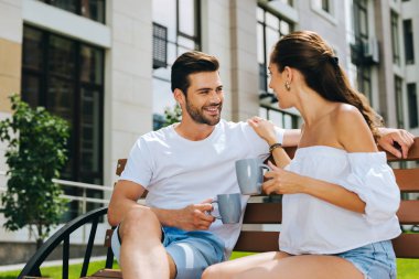 Neşeli mutlu insanlar bankta oturan