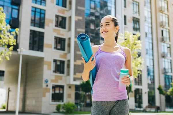 水のボトルを保持している素敵な肯定的な女性 — ストック写真