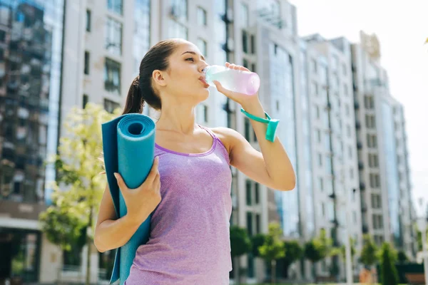 新鮮な水を飲む感じのいい若い女性 — ストック写真