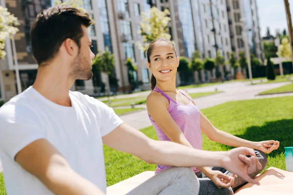 Positiva pareja agradable mirándose entre sí — Foto de Stock