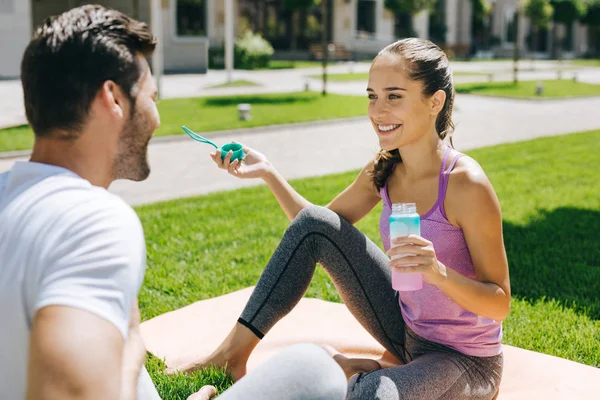 Mujer positiva deleitada sosteniendo una botella de agua — Foto de Stock