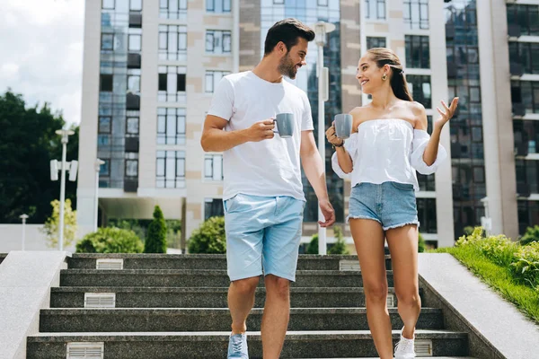 Vrolijke gelukkige mensen die een wandeling — Stockfoto