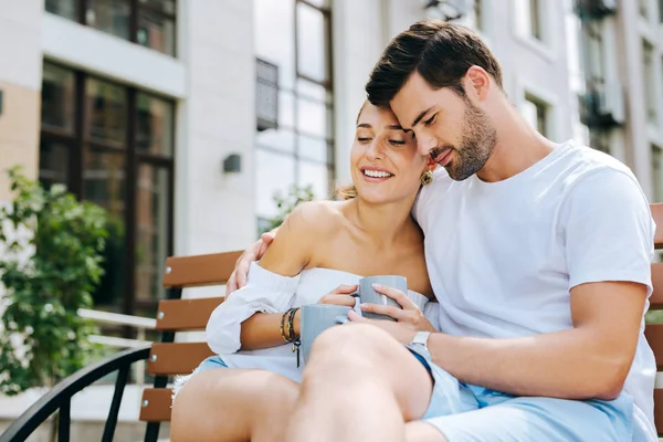 Bella coppia felice che si abbraccia — Foto Stock