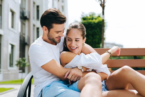 Gioioso positivo coppia avendo divertimento — Foto Stock