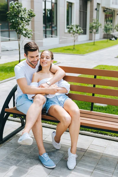 Trevlig glad kvinna liggande på bänken — Stockfoto