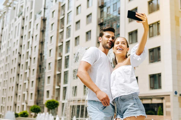 Vrolijke gelukkige paar nemen selfies — Stockfoto