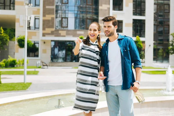 Mooi blij woman wijzend op de fontein — Stockfoto