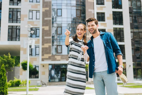 Freudig entzückte Frau blickt auf den Brunnen — Stockfoto