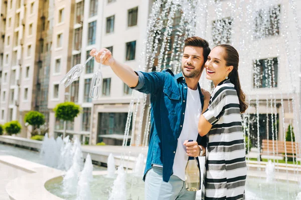 Mooie positieve paar kijken naar elkaar — Stockfoto