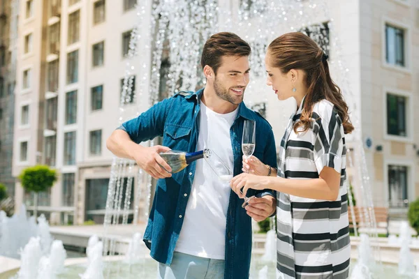 Aardige positieve man kijken naar haar vriendin — Stockfoto