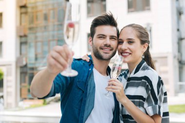 Güzel yakışıklı adam eliyle işaret