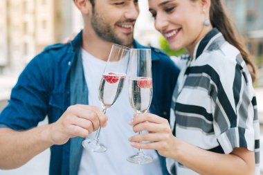 Gözlük ile birlikte şakırdayan şampanya