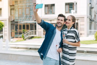 Bir selfie alarak mutlu güzel adam