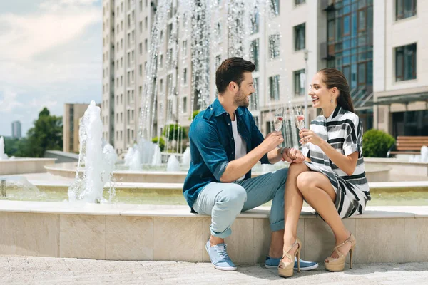 Aardige gelukkige paar met een romantisch feest — Stockfoto