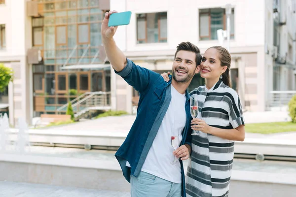 Gelukkig mooi man een selfie nemen — Stockfoto