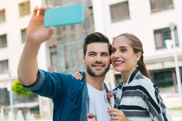 Bom casal positivo de pé juntos — Fotografia de Stock