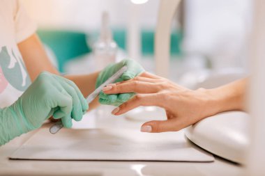 Tırnak parlatma dosyasını kullanarak profesyonel tırnak master