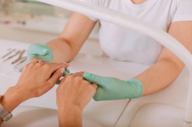 Çivi sanatçı ona müşteri boyuyla görünümlü parlak eldivenler