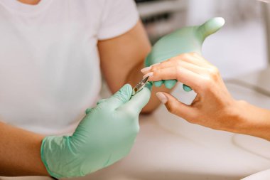 Profesyonel tırnak ana kütikül kaldırma sırasında çalışma