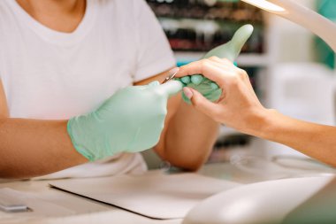 Ona müşteri kütikül kaldırılırken kerpeten kullanarak tırnak master