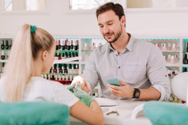 Metroseksüel bakışını manikür salonu alma hakkında bakım