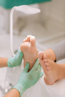 Kadın için acupressure pratik lamba kullanarak bakımuzmanına