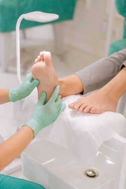 Ayak acupressure getting gri pantolon giyen kadın