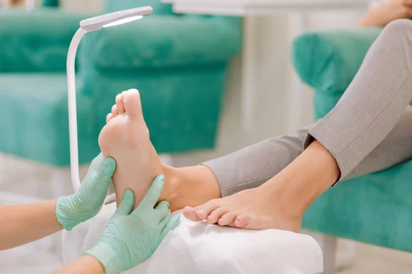 Процветающая бизнесвумен посещает салон красоты для массажа ног — стоковое фото