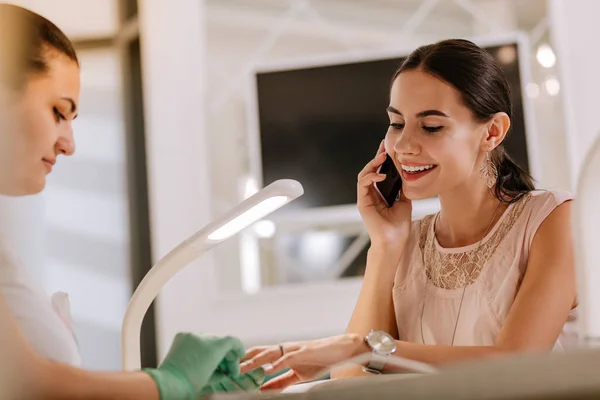 Mujer elegante con blusa beige que tiene buena manicura —  Fotos de Stock