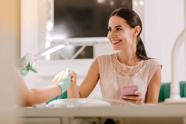 Mujer de moda que usa accesorios agradables que visitan el salón de belleza —  Fotos de Stock