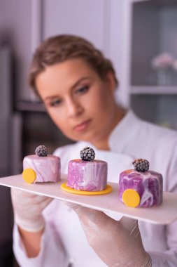 Üç yaban mersinli kek seyir şekerleme çekici ustası