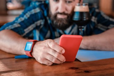 Olgun adam duygu yalnız yazarak ileti arkadaşları sakallı