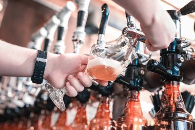 Kara el saati bira gözlük dökme barmen