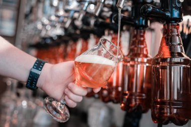 Zanaat bira gözlük içine dökme Pazar gecesi meşgul barmen