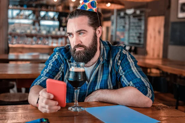 Barbudo moreno bebiendo cerveza en su cumpleaños. — Foto de Stock