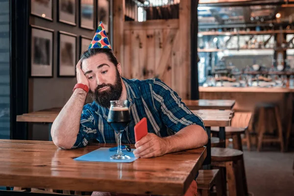 Sad deprimerad man sittande i trevlig pub på hans födelsedag ensam — Stockfoto