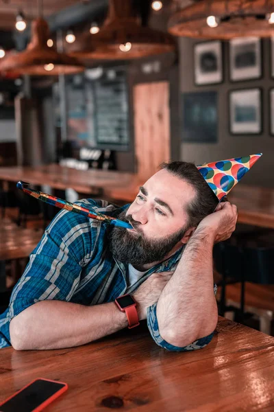 Mörkhårig man bär smart klocka firar ensamma födelsedag — Stockfoto