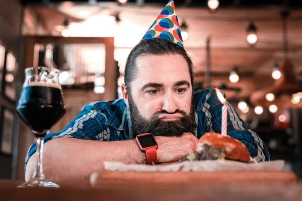 Zralé narozeniny muž má chuť na jídlo — Stock fotografie