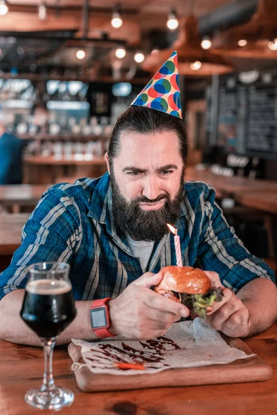햄버거 맛을 좋아하지 않는 그의 생일에 대 한 데 생일 남자 — 스톡 사진