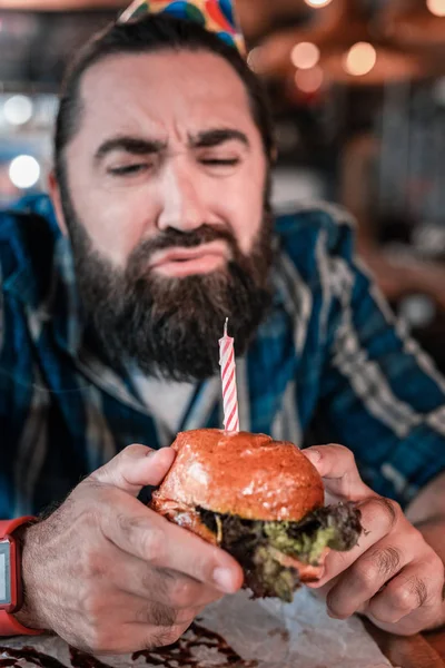 술집에서 먹는 감정적 수염된 남자 생일 햄버거 — 스톡 사진