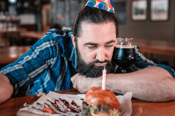Magányos születésnapi férfi átölelte a pohár sötét kézműves sör — Stock Fotó